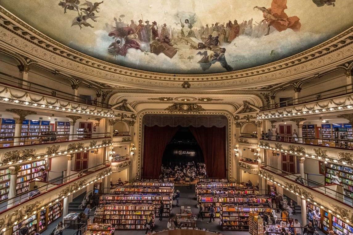 El Ateneo Grand Splendid fue elegida por el diario británico The Guardian como la segunda librería más importante del mundo. Abrió sus puertas en 1919 y enseguida se convirtió en uno de los faros de la cultura porteña. En él tuvieron lugar conciertos de ballet, ópera y las primeras películas sonoras emitidas en Buenos Aires.